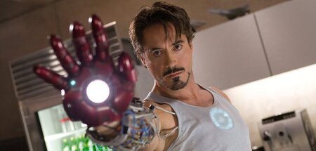 Heimwerker Tony Stark bastelt an seinem Iron-Man-Kostüm