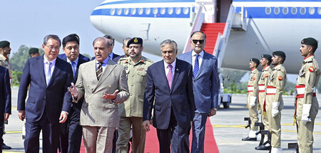 Chinas Regierungschef Li Qiang (l.) mit dem pakistanischen Premi...