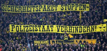 Fußballfans von Borussia Dortmund protestieren im Stadion gegen ...
