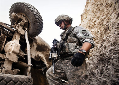 Sergeant Evans vom 3. Zug der Apache-Kompanie 2-87 inspiziert di...