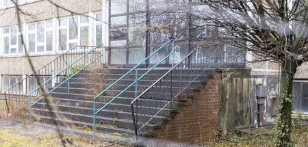 Weiter abwärts? Leerstehende Schule im Dresdner Stadtteil Gorbit...