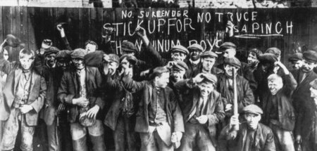 Aufgegeben wird nicht: Streikende Bergarbeiter in England im Mai...