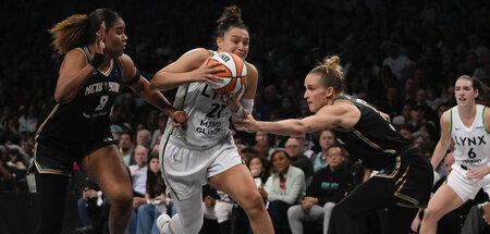 Bereit zum Steal: Nyara Sabally (l.) und Leonie Fiebich (r.) hab...