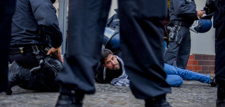 Festnahme eines Demonstranten auf einer propalästinensischen Dem...