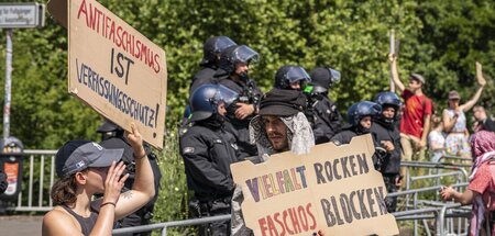 Verfassungstreu? Nazigegner auf einer Demonstration gegen den Af...