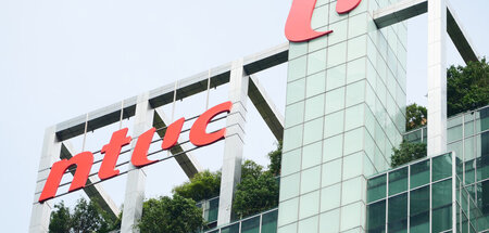 Ein NTUC-Schriftzug an einem Gebäude in Singapur (1.6.2024) Ein NTUC-Schriftzug an einem Gebäude in Singapur (1.6.2024)