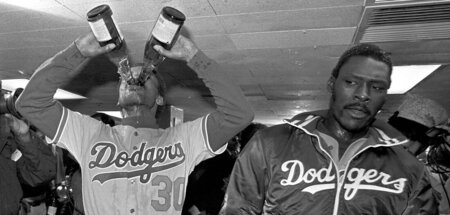 Runter damit: Derrel Thomas (l.) und Dave Stewart feiern den Sie... Runter damit: Derrel Thomas (l.) und Dave Stewart feiern den Sie...