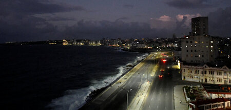 Kuba: Erste Lichtblicke am Malecón nach dem Blackout (Havanna, 2... Kuba: Erste Lichtblicke am Malecón nach dem Blackout (Havanna, 2...