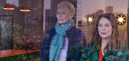 Mit epikureischer Haltung: Tilda Swinton (l.) und Julianne Moore Mit epikureischer Haltung: Tilda Swinton (l.) und Julianne Moore
