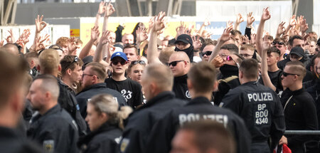 Neonazis versammeln sich im Bahnhofsgebäude, um den Christopher ... Neonazis versammeln sich im Bahnhofsgebäude, um den Christopher ...