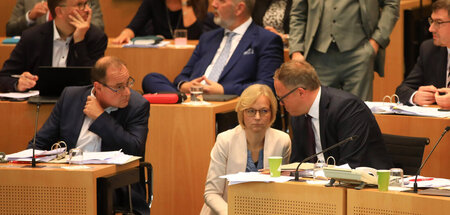 Katja Wolf (BSW) und Mario Voigt (CDU) im Thüringer Landtag (Erf... Katja Wolf (BSW) und Mario Voigt (CDU) im Thüringer Landtag (Erf...