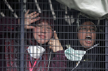 Abtransport im Käfig: Demonstrantinnen am Samstag in Kuala Lumpu... Abtransport im Käfig: Demonstrantinnen am Samstag in Kuala Lumpu...