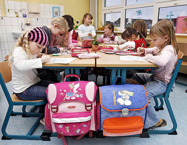 Vorschulkinder, Erst- und Zweitkläßler lernen gemeinsam an der E... Vorschulkinder, Erst- und Zweitkläßler lernen gemeinsam an der E...
