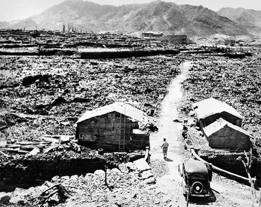 Nach der Explosion der Bombe um 8.16 Uhr über Hiroschima zerstör...
