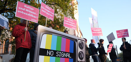 Rundfunk retten: Die Initiative Campact hat zum Protest vor dem ...
