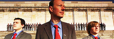 Charisma ist in der Politik unerläßlich: Sonneborn (M.) und sein...