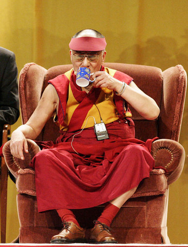 Die Welt huldigt seiner Heiligkeit, seine Heiligkeit macht Kaffe...