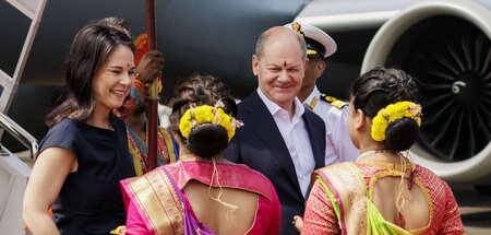 Mit Schirm, Scholz und Marine: Außenministerin Baerbock und der ...