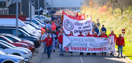 Es rumort gewaltig: Zwickauer VW-Arbeiter ziehen im Protestzug a...