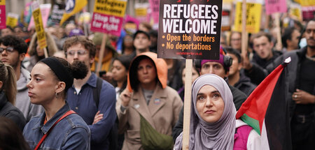 Über 20.000 Menschen protestieren gegen antimuslimische Hetze in... Über 20.000 Menschen protestieren gegen antimuslimische Hetze in...