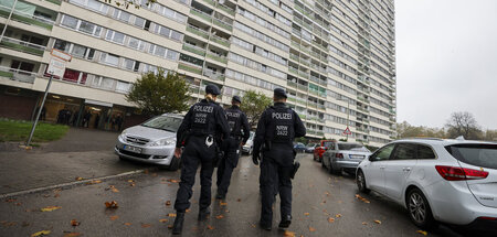 Ein ganzer Wohnblock im Visier der Staatsgewalt (Duisburg, 29.10... Ein ganzer Wohnblock im Visier der Staatsgewalt (Duisburg, 29.10...