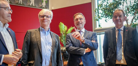 Lindner und die Lobby: Der Bundesfinanzminister (2. v. r.) beim ... Lindner und die Lobby: Der Bundesfinanzminister (2. v. r.) beim ...