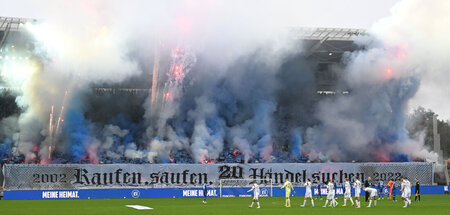 Eine Kurve in Rauf-, Feier- und Feuerlaune (Wildparkstadion, Kar... Eine Kurve in Rauf-, Feier- und Feuerlaune (Wildparkstadion, Kar...