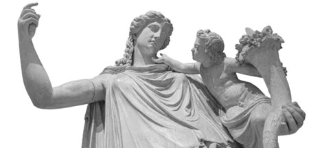 »göttin des friedens / geschmückt mit schneekristallen / in der ...