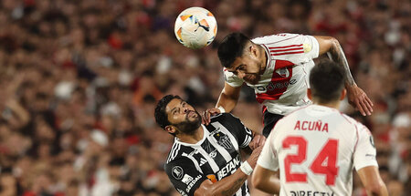 Paulo Díaz (M.) von River Plate Buenos Aires ist mit dem Kopf zu... Paulo Díaz (M.) von River Plate Buenos Aires ist mit dem Kopf zu...