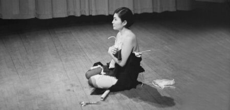 Yoko Ono, »Cut Piece« (1964), fotografiert am 21. März 1965 in d...