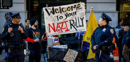 Trump-Gegner protestieren gegen seinen Wahlkampfauftritt in New ...