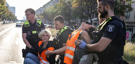 Schmerzgriff gegen eine Demonstrantin in Berlin (18.9.2023) Schmerzgriff gegen eine Demonstrantin in Berlin (18.9.2023)