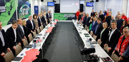 Voneinander entfernt: Werkschließungen sind für die IG Metall ta...