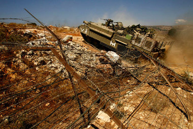 Israelisches Panzerfahrzeug walzt Grenzzaun zum Libanon nieder
