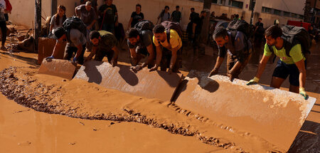 Prinzip Selbsthilfe: Freiwillige nehmen die Beseitigung der Schä...