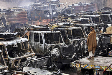 Zerstörte NATO-Fahrzeuge bei Peschawar (Pakistan)