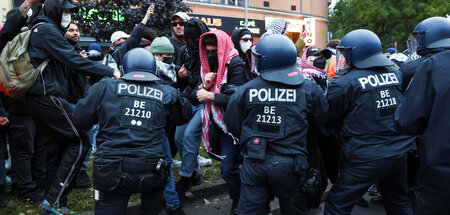 Die Bundestagsmehrheit unterstützt das: Polizisten gegen propalä...