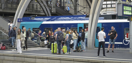 Wenn’s mal wieder länger dauert: Warten auf die Regionalbahn in ... Wenn’s mal wieder länger dauert: Warten auf die Regionalbahn in ...