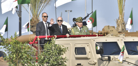 Der Präsident und der Militärchef: Abdelmadjid Tebboune (Mitte) ...