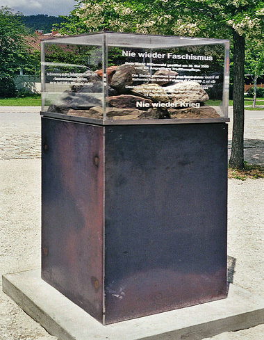 Denkmal mit Steinen aus Falzano di Cortona, das 1944 von Gebirgs...