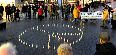 Antikriegsmahnwache auf dem Berliner Platz in Witten