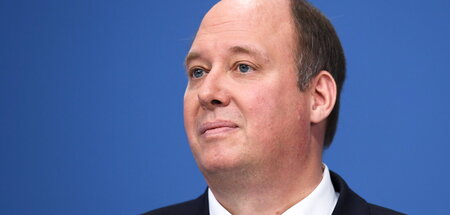 2021-12-17T133444Z_1624911186_RC2DGR96IOPK_RTRMADP_3_GERMANY-POL