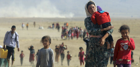 Flucht Richtung Syrien: Zehntausende fliehen zu Fuß vor der Gewa...