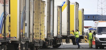 Arbeiter kontrollieren Frachtlastwagen im Hafen von Larne
