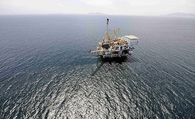 Auch der verstärkte Einsatz von Offshore-Anlagen, wie hier vor d... Auch der verstärkte Einsatz von Offshore-Anlagen, wie hier vor d...