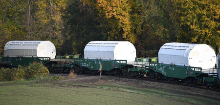 Bringen die strahlende Ladung an ihr Ziel: Castortransport zum Z...