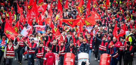 Straßenland statt Werkshalle: Gewerkschaft mobilisiert Belegscha... Straßenland statt Werkshalle: Gewerkschaft mobilisiert Belegscha...