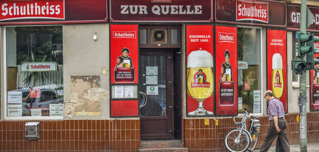 »Er sitzt immer auf demselben Barhocker, leicht zum Flachbildfer... »Er sitzt immer auf demselben Barhocker, leicht zum Flachbildfer...