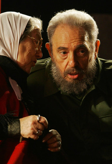 Fidel Castro und Hebe de Bonafini von den Müttern der Plaze de M...