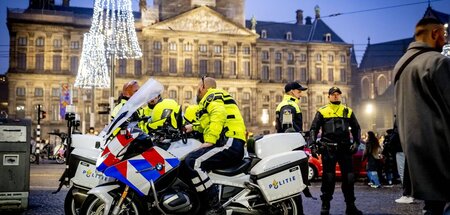 In Alarmbereitschaft: Die Amsterdamer Polizei kompensiert Versag... In Alarmbereitschaft: Die Amsterdamer Polizei kompensiert Versag...